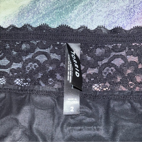 Torrid Black/White Skull Push-Up swim set women’s size 40D top , size 2 bottoms - Picture 7 of 10